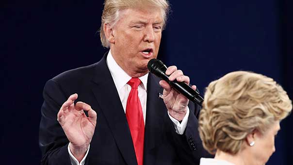 ترامب لكلينتون: ستكونين بالسجن إن أصبحتُ رئيساً