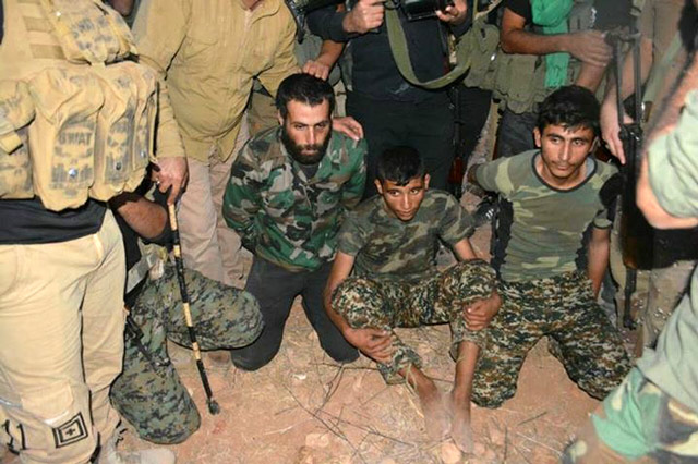 بالصور والفيديو: الجيش السوري وحلفاؤه يأسرون عدداً من تكفيريي &rsquo;النصرة&rsquo; جنوب حلب