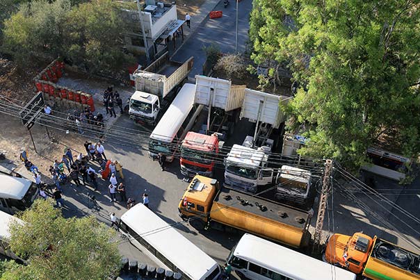 اتحاد النقل البري يبدأ اعتصامه المفتوح أمام مراكز المعاينة الميكانيكية