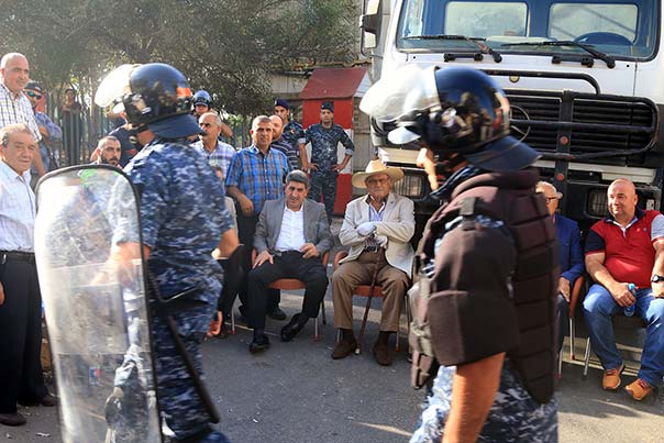 اتحاد النقل البري يبدأ اعتصامه المفتوح أمام مراكز المعاينة الميكانيكية