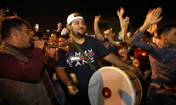 بالصور: مسيحيو قراقوش العراقية يحتفلون بقرب تحرير من &rsquo;داعش&rsquo;