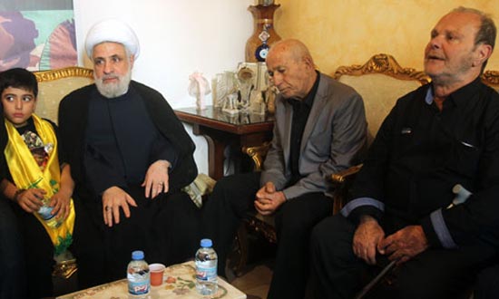 الشيخ قاسم بارك لعائلة الشهيد القائد حاتم حمادي: سنستمر ولن نترك سوريا ما دام هناك حاجة لمواجهة التكفيريين