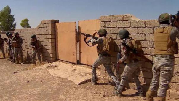 خطوط &rsquo;داعش&rsquo; تنهار بسرعة أمام إندفاعة الجيش العراقي في الموصل والعلم العراقي يرفع  فوق مبنى قائمقامية الحمدانية