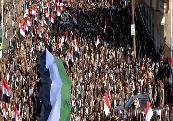 السيد الحوثي خلال المسيرة الجماهيرية في صنعاء: السعودية تدخل البلدان بالمال لكي تخترقها وتخرب هدوءها واستقرارها