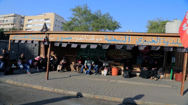 اتحادات النقل البري تقطع الطرقات في مختلف المناطق اللبنانية.. وتهديد بالتصعيد