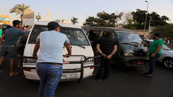 اتحادات النقل البري تقطع الطرقات في مختلف المناطق اللبنانية.. وتهديد بالتصعيد