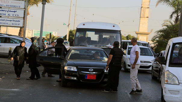 اتحادات النقل البري تقطع الطرقات في مختلف المناطق اللبنانية.. وتهديد بالتصعيد