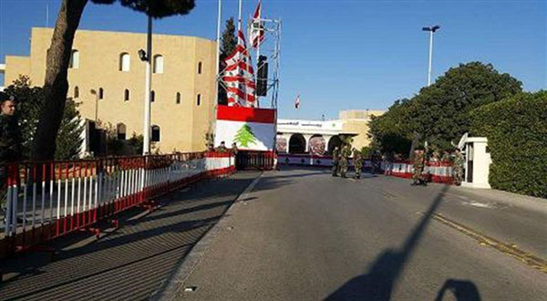 بالصور: حشود ضخمة الى باحة قصر بعبدا .. وكلمة لعون عند الساعة الحادية عشرة