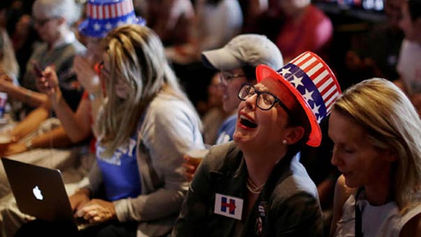 بالصور .. كيف تابع الجمهور الاميركي نتائج الانتخابات