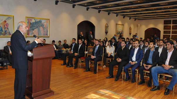 الرئيس بري امام طلاب &rsquo;امل&rsquo; في الجامعة الاميركية: التمديد للمجلس نحر للعهد