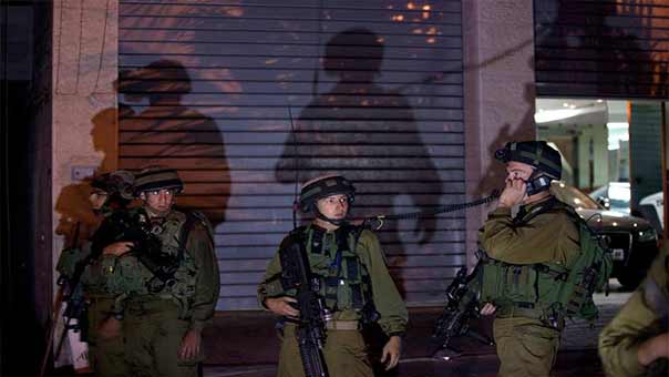 يوميات الاحتلال: مداهمات واعتقالات وتدنيسٌ للأقصى