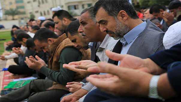 بالصور: صلاة الاستسقاء في غزة لهطول الأمطار