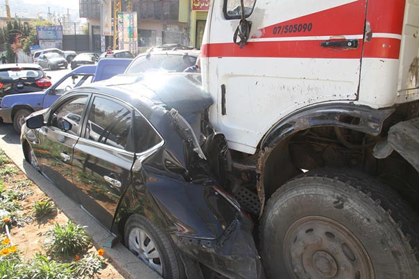 بالصور - شاحنة كبيرة تجتاح قرابة الـ 17 سيارة عند دوار كفررمان في النبطية