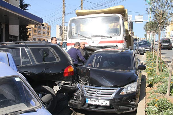 بالصور - شاحنة كبيرة تجتاح قرابة الـ 17 سيارة عند دوار كفررمان في النبطية