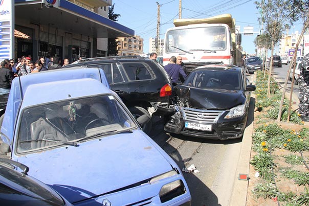 بالصور - شاحنة كبيرة تجتاح قرابة الـ 17 سيارة عند دوار كفررمان في النبطية