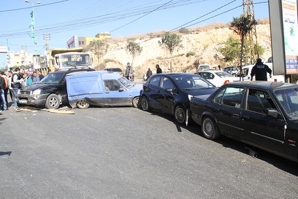 بالصور - شاحنة كبيرة تجتاح قرابة الـ 17 سيارة عند دوار كفررمان في النبطية