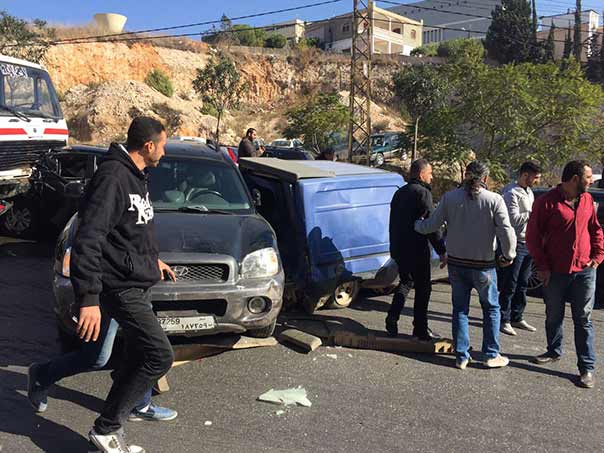 بالصور - شاحنة كبيرة تجتاح قرابة الـ 17 سيارة عند دوار كفررمان في النبطية