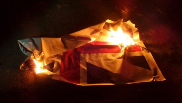 بالصور - ناشطون يحرقون العلم البريطاني رفضا لزيارة ماي إلى البحرين