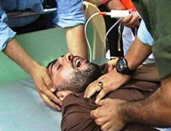 التغذية القسرية آخر الوسائل الصهيونية لفك إضراب الأسيرين أبو فارة وشديد.. وتحذيرات فلسطينية من العواقب