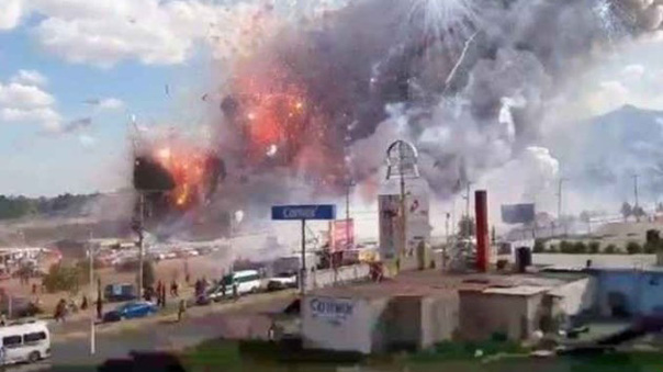 المكسيك : قتلى وجرحى بانفجار بسوق للألعاب النارية في تولتيبيك