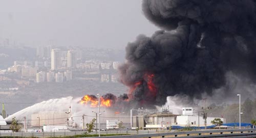 حريق هائل بمجمع مصافي النفط في مدينة حيفا