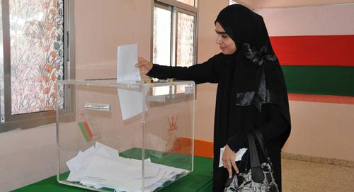 العمانيون يتوجهون الى مراكز الاقتراع لانتخاب ممثليهم في البلديات