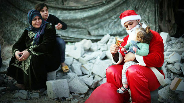 ويلات الحصار تجمع المسيحيين والمسلمين في قطاع غزة!