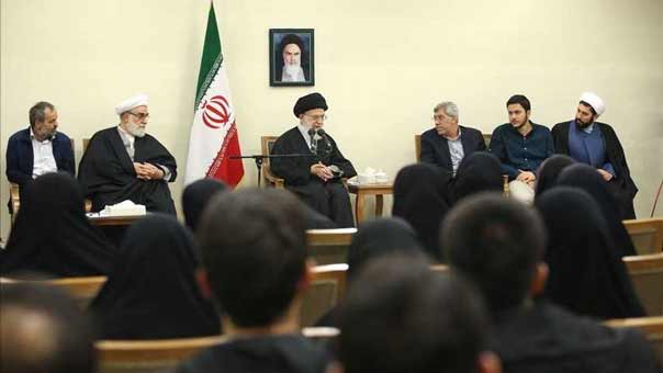 الامام الخامنئي: الثبات والصمود أحد عناصر التطور ومافيات مصانع الاسلحة تهيمن على المجتمع الاميركي