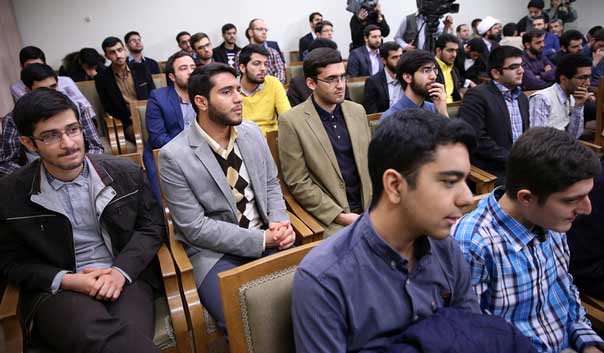 الامام الخامنئي: الثبات والصمود أحد عناصر التطور ومافيات مصانع الاسلحة تهيمن على المجتمع الاميركي