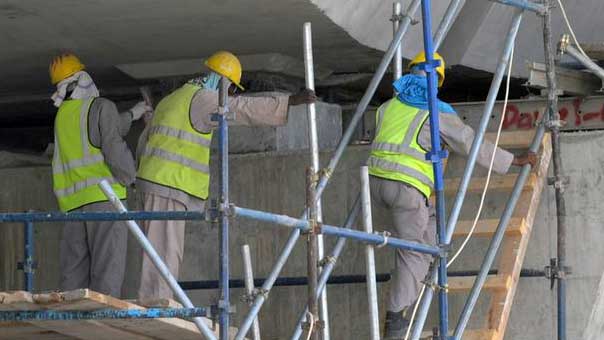 السُّعوديَّة: السجن والجلد لعمَّال أجانب احتجُّوا على تأخر أجورهم