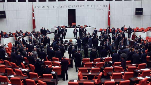 تركيا..مواطنون يحتجون امام البرلمان على توسيع صلاحيات اردوغان والشرطة تستخدم الغاز المسيل للدموع لتفريقهم