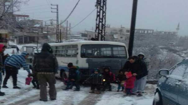 انقاذ حافلة مدرسية تقل 30 طالباً علقت على طريق عام شبعا - حاصبيا 