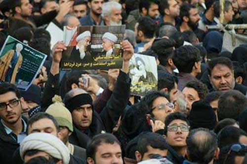 بموكب مهيب... إيران تودع آية الله رفسنجاني الى مثواه الأخير