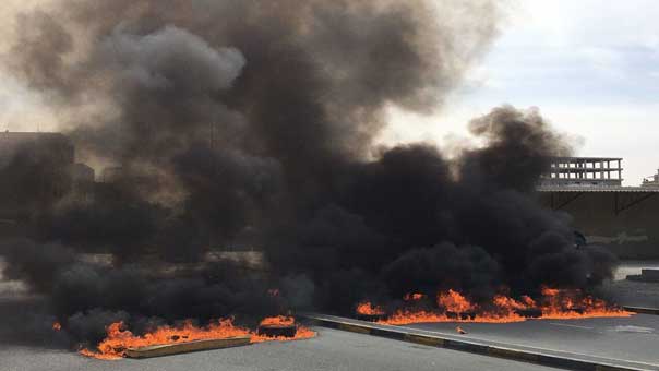 عقب جريمة اعدام الشبان الثلاثة .. البحرانيون ينزلون الساحات والسلطات تستخدم الشوزن