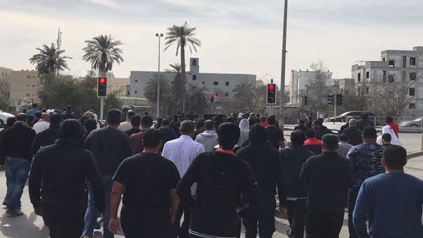 عقب جريمة اعدام الشبان الثلاثة .. البحرانيون ينزلون الساحات والسلطات تستخدم الشوزن