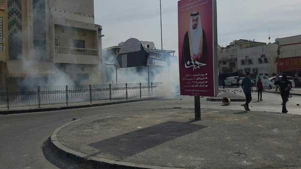 عقب جريمة اعدام الشبان الثلاثة .. البحرانيون ينزلون الساحات والسلطات تستخدم الشوزن