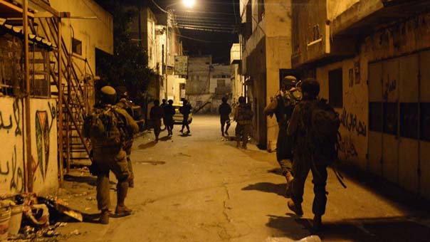 الاحتلال ينفذ حملة اعتقالات واسعة قرب رام الله طالت أسرى محررين وقياديين من &rsquo;حماس&rsquo;