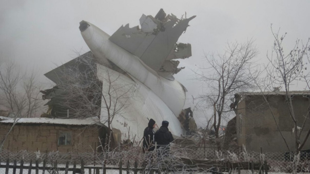 مقتل 32 شخصًا على الاقل في تحطم طائرة فوق منطقة سكنية في قرغيزستان