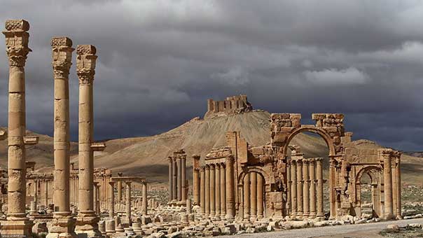 &rsquo;داعش&rsquo; ينتقم من حضارة سوريا مدمّراً واجهة المسرح الروماني في تدمر