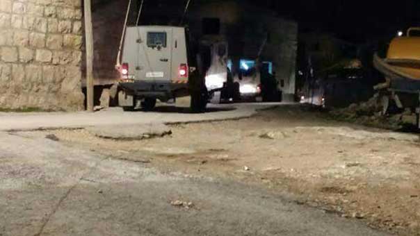 جيش الاحتلال يعتقل 17 فلسطينياً خلال مداهمات واسعة بالضفة والقدس... وآلياته تتوغل جنوب قطاع غزة