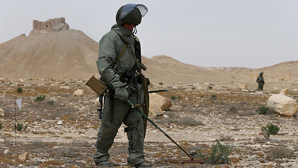 الدفاع الروسية: خبراء المتفجرات الروس يطهرون حلب من الألغام