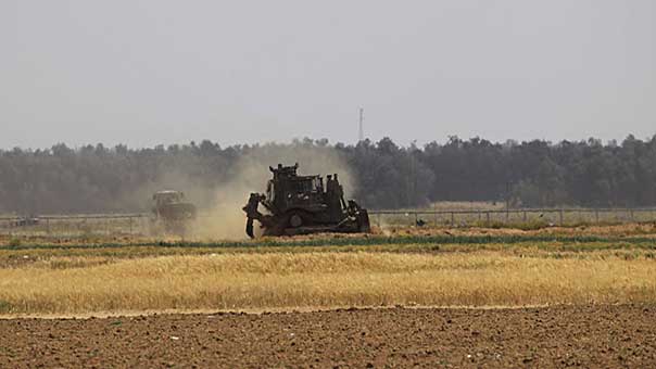 جيش الاحتلال يعتقل 17 فلسطينياً خلال مداهمات واسعة بالضفة والقدس... وآلياته تتوغل جنوب قطاع غزة