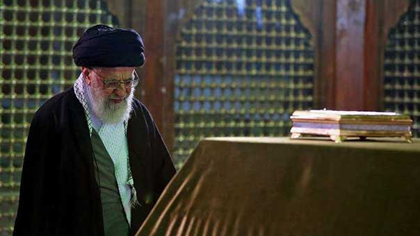 لمناسبة عشرة الفجر..الإمام الخامنئي يزور مرقد الامام الخميني &rsquo;قدس&rsquo; ومزار الاطفائيين  