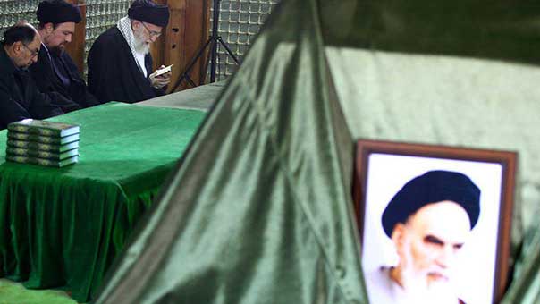 لمناسبة عشرة الفجر..الإمام الخامنئي يزور مرقد الامام الخميني &rsquo;قدس&rsquo; ومزار الاطفائيين  