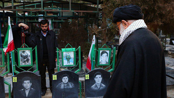 لمناسبة عشرة الفجر..الإمام الخامنئي يزور مرقد الامام الخميني &rsquo;قدس&rsquo; ومزار الاطفائيين  