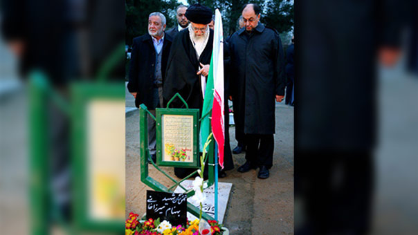 لمناسبة عشرة الفجر..الإمام الخامنئي يزور مرقد الامام الخميني &rsquo;قدس&rsquo; ومزار الاطفائيين  