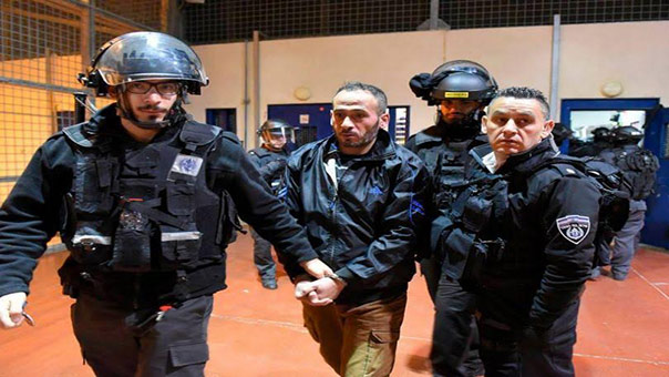  الأسرى الفلسطينيون ينتفضون في وجه العربدة الصهيونية.. وأوساط حقوقية تُحمّل الاحتلال مسؤولية تفجر الأوضاع