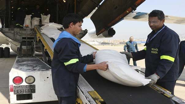 حميميم يوزع 12 طنًا من المواد التموينية في سوريا