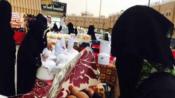 في عهد سلمان.. سعوديات يبعن على الأرصفة