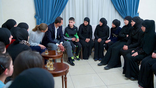 بالصور.. الرئيس الاسد يستقبل مع عقيلته عشرات النساء والأطفال من مخطوفي ريف اللاذقية المحررين